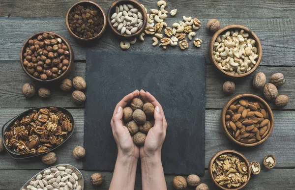 Noix dans les mains — Photo de stock