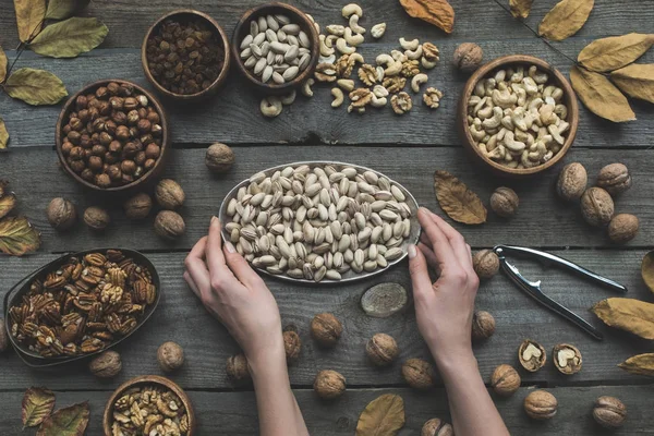 Noci assortite e foglie autunnali — Stock Photo