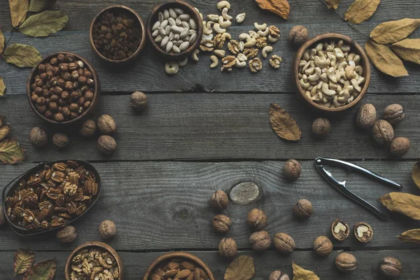 Varios frutos secos en cuencos - foto de stock