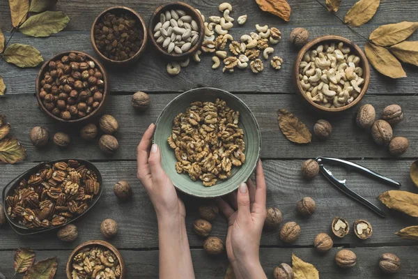 Verschiedene Nüsse und Herbstblätter — Stockfoto