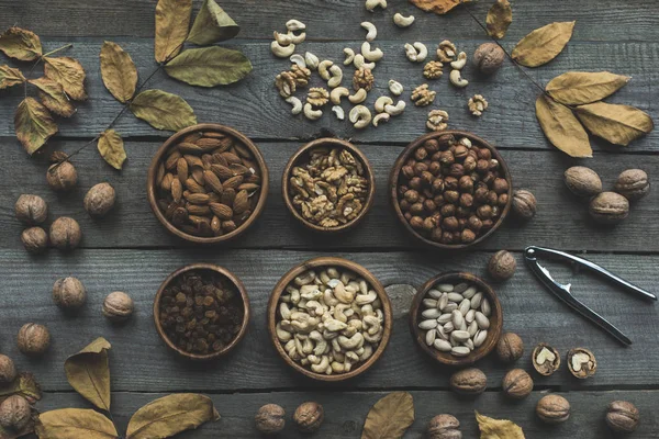 Varios frutos secos en cuencos - foto de stock