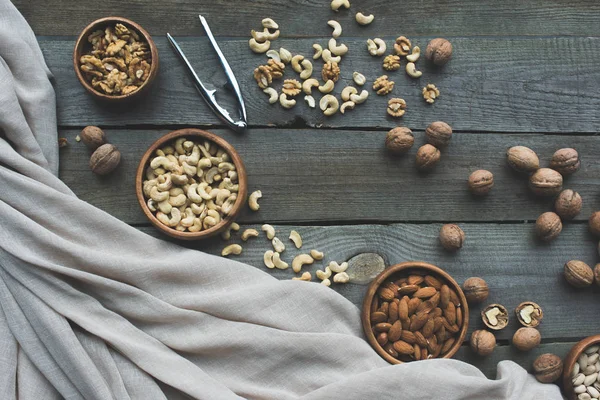 Різноманітні горіхи і лускунчик — стокове фото