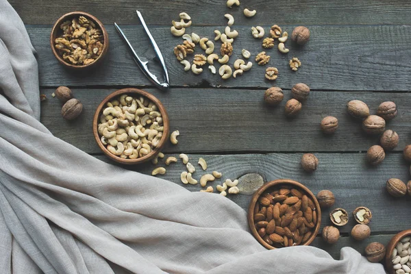 Frutos secos y cascanueces surtidos - foto de stock