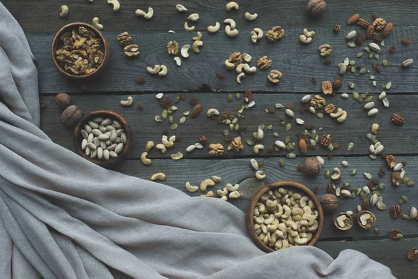 Frutos secos surtidos en la mesa - foto de stock