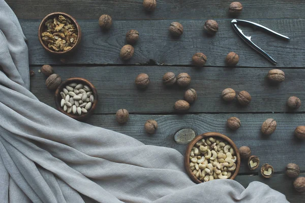 Різноманітні горіхи і лускунчик — стокове фото