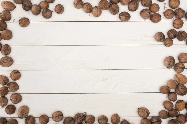 Nueces sobre mesa de madera - foto de stock