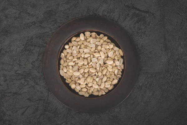 Deliciosos cacahuetes en plato - foto de stock