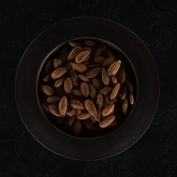 Almendras en plato - foto de stock