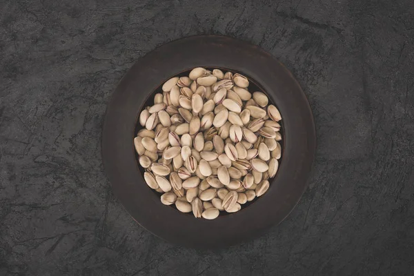 Pistachos en plato - foto de stock