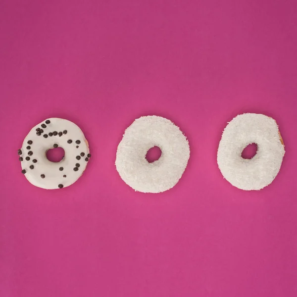 Смачні пончики білий — стокове фото