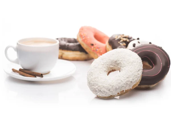 Donuts e xícara de café — Fotografia de Stock