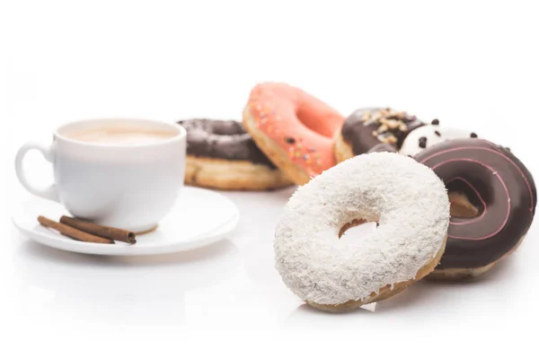 Rosquillas y taza de café - foto de stock