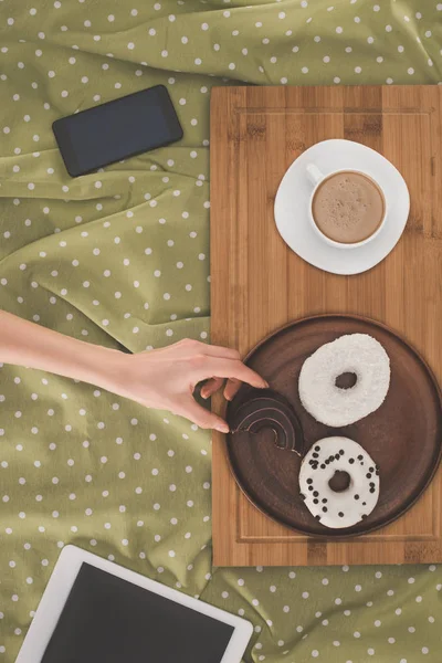 Donuts y dispositivos digitales - foto de stock