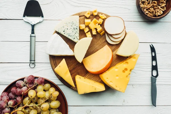 Various types of cheese and grapes — Stock Photo