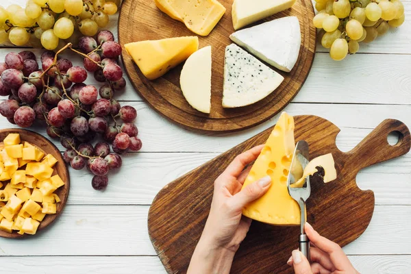 Mulher corte de queijo — Fotografia de Stock