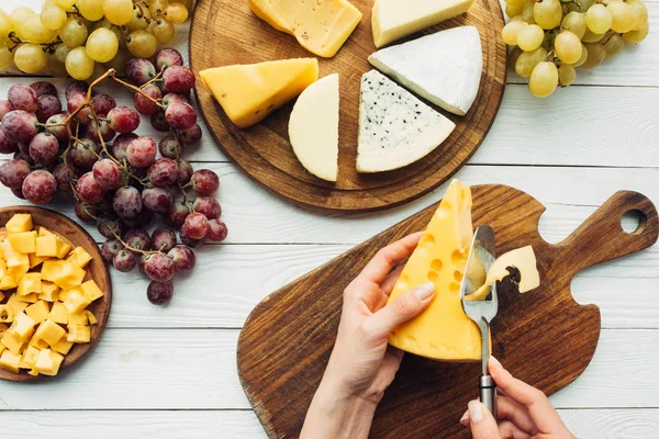 Mujer cortando queso - foto de stock