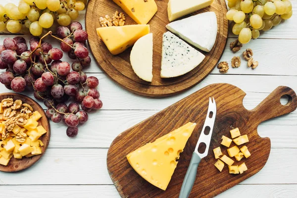 Varios tipos de queso y uvas - foto de stock