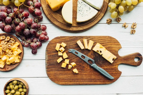 Varios tipos de queso y uvas - foto de stock