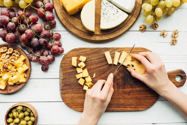 Femme coupe fromage — Photo de stock