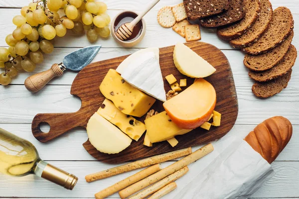 Variety of cheese types and bread — Stock Photo