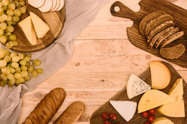 Divers ingrédients sur table en bois — Photo de stock