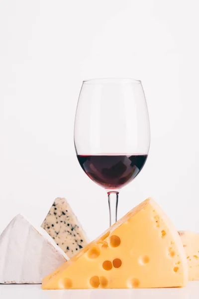 Copa de vino tinto y queso - foto de stock