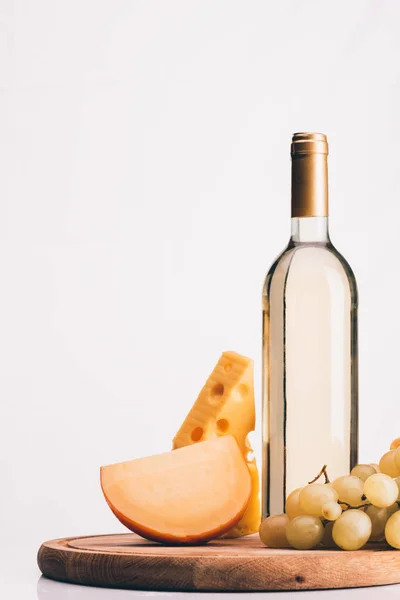 Botella de vino, queso y uvas - foto de stock