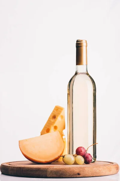 Bottiglia di vino, formaggio e uva — Foto stock