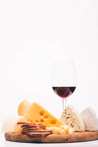 Copo de vinho tinto e queijo — Fotografia de Stock