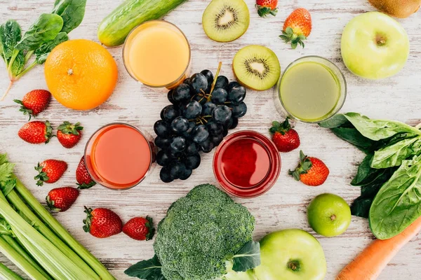 Glasses of juice and healthy food — Stock Photo