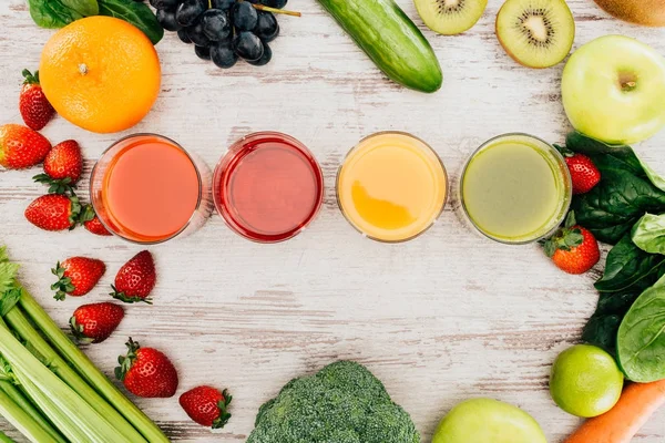 Copos de suco e comida saudável — Fotografia de Stock