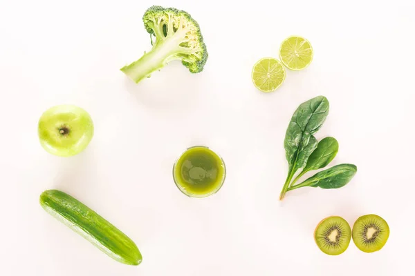 Vaso de bebida desintoxicante y alimentos frescos - foto de stock