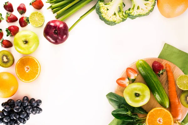 Свежие овощи, фрукты и ягоды — стоковое фото