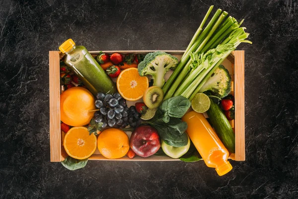 Bebidas desintoxicantes y alimentos saludables en caja - foto de stock