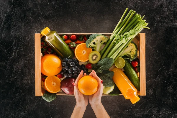 Frau mit frischer Orange — Stockfoto