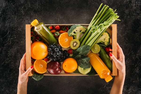 Femme tenant boîte avec des aliments sains — Photo de stock