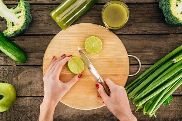 Woman cutting lime — Stock Photo