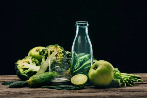 Cristalería vacía y alimentos saludables - foto de stock