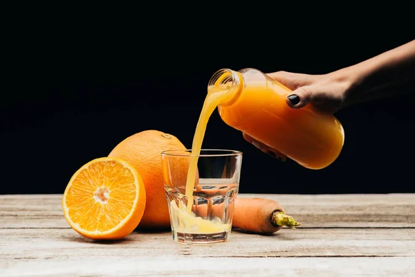 Donna versando succo fresco nel vetro — Foto stock