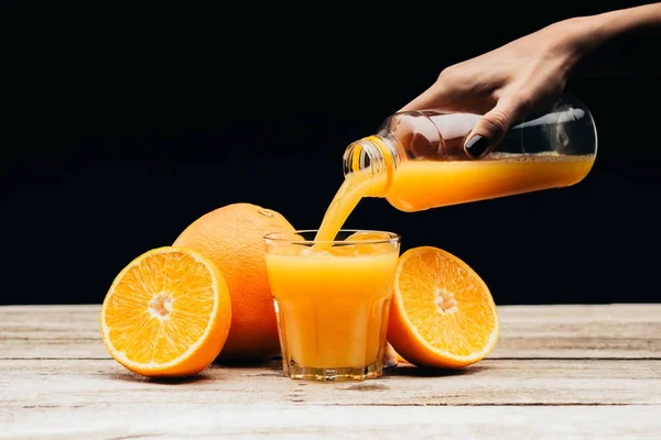 Frau gießt frischen Saft ins Glas — Stockfoto