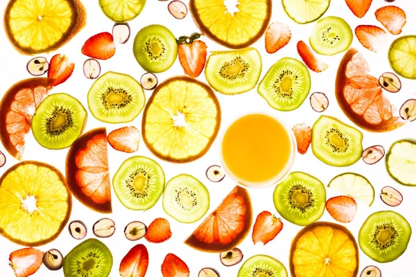 Frutas y vaso de jugo - foto de stock