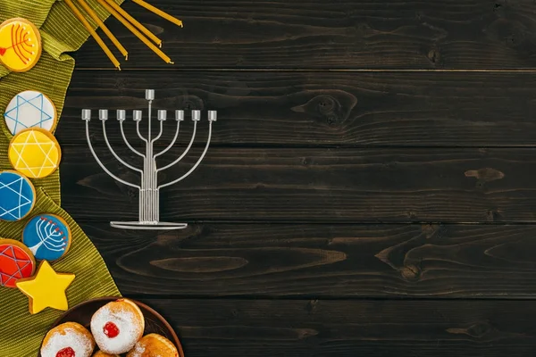 Menorah, beignets et biscuits — Photo de stock