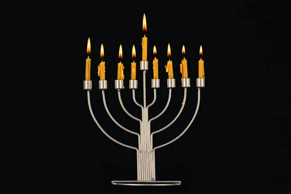 Celebración del hanukkah con menorah y velas - foto de stock