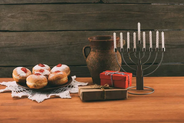 Menorah, regalos y donas para hanukkah - foto de stock