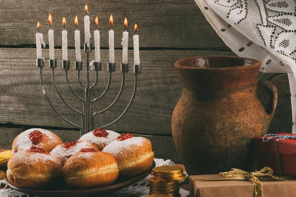 Celebración tradicional de hanukkah - foto de stock