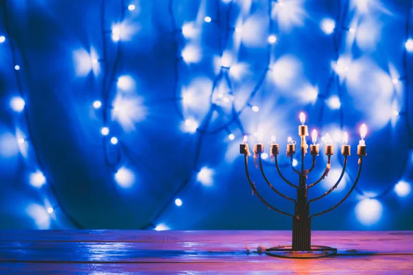 Menorá judía con velas - foto de stock