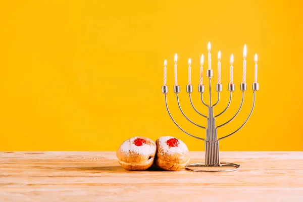 Hanukkah celebrando con menorah y donas - foto de stock
