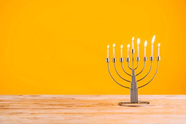 Hanukkah celebrando con menorah - foto de stock