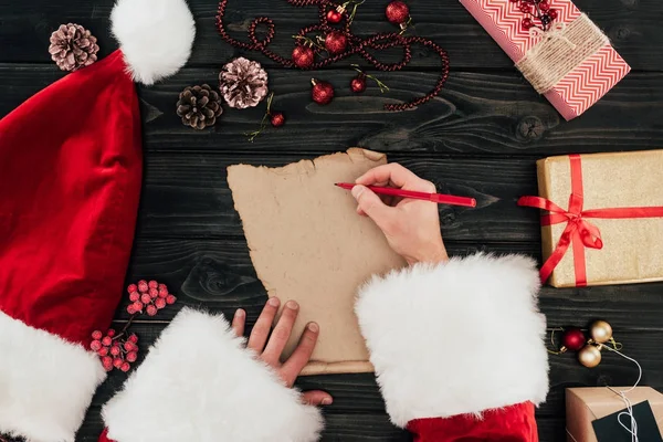 Weihnachtsmann schreibt Geschenkliste — Stockfoto