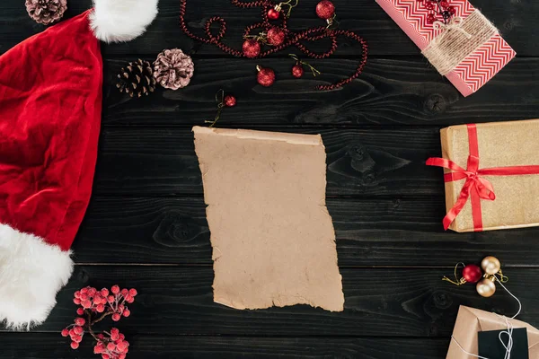 Papiro natalizio e cappello di Babbo Natale — Foto stock
